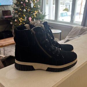 WHITE MOUNTAIN Genuine Leather Upper Black Suede Ankle Boots with Fur Lining